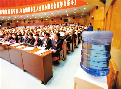 桶装水取代了数量众多的瓶装水