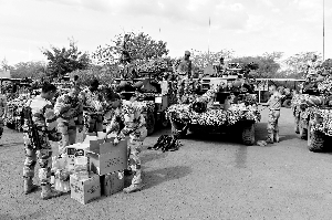 1月25日，法军士兵夺回马里东北部城市加奥，准备离开马里莫普提军事基地。 新华社发