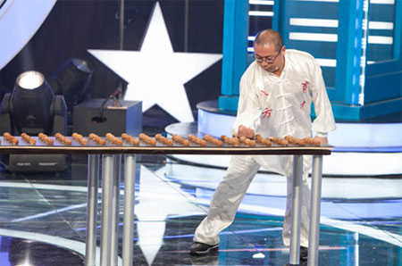 《超人来了》铁掌王传人赤手秒碎核桃