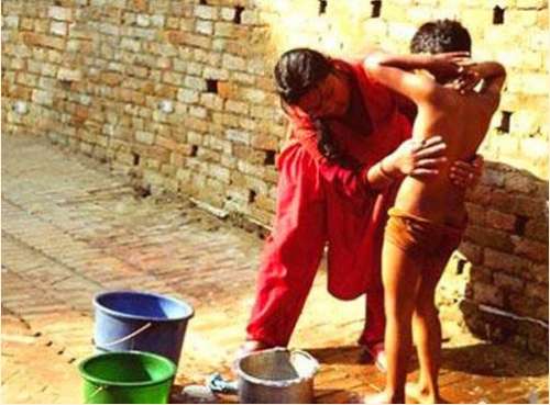 男<em>短裤女</em>裹胸 尼泊尔男女当街洗澡真happy_旅