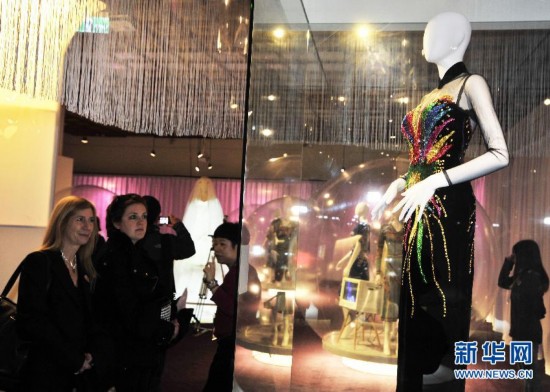 1月25日，观众在媒体预览会上观赏邓丽君生前所穿的旗袍。