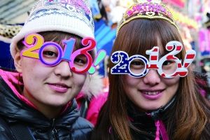 ▲戴着“2013”造型眼镜的年轻人。新年到来让人们充满了喜悦和憧憬。 新华社发