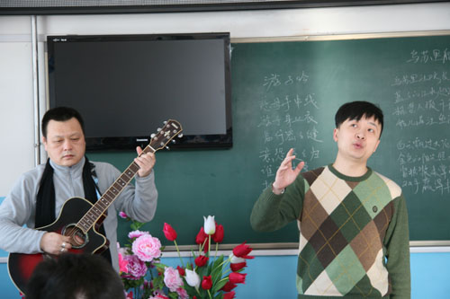 中国儿童艺术剧院演员廖伟为孩子们演唱童话剧《伊索语言》中的歌曲