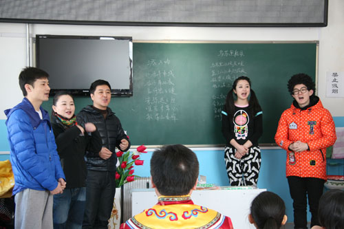 少儿频道主持人和学生们一起演唱歌曲《乌苏里船歌》