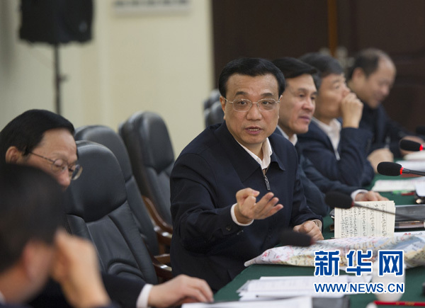 2012年12月28日，李克强在江西九江市主持召开长江沿线部分省份及城市负责人参加的区域发展与改革座谈会。新华社发