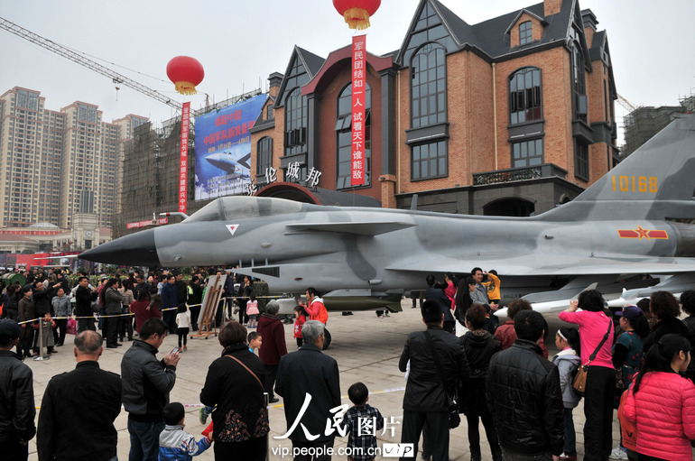 南充市“崛起中国•中国军队新装备展”吸引市民参观。