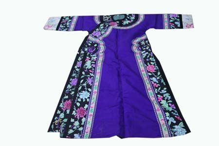 紫地绣花镶边女夹袍。