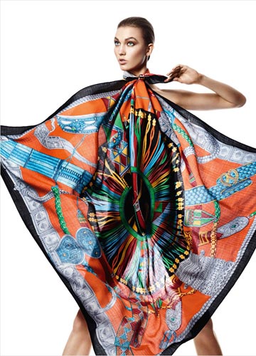 顶级超模身披爱马仕绝美丝巾