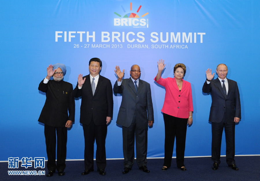  3月27日，国家主席习近平在南非德班出席金砖国家领导人第五次会晤。这是与会领导人集体合影。