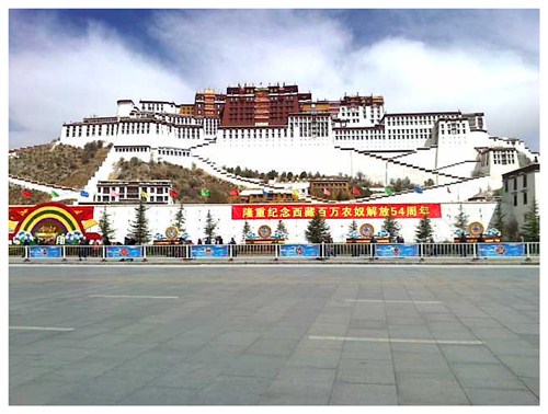 布宫广场布置升旗仪式活动。记者何川 摄