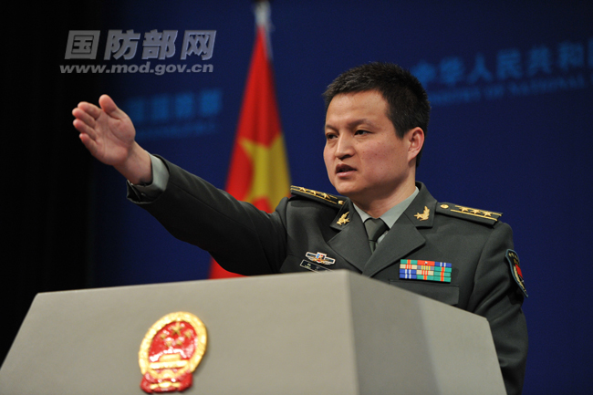 国防部新闻事务局副局长、国防部新闻发言人杨宇军上校回答记者提问。李爱明 摄