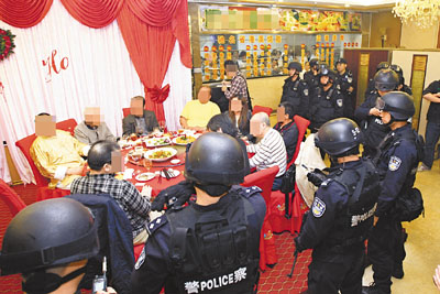 香港黑社会成员深圳聚会被端14名黑帮大佬被带走