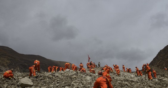 3月30日,救援人员在拉萨市墨竹工卡县山体塌方现场搜救被埋人员。新华社记者 普布扎西 摄