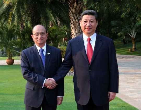 4月5日，中国国家主席习近平在海南三亚举行仪式欢迎缅甸总统吴登盛访华。这是习近平与吴登盛握手。