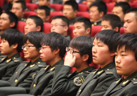 报告会感人肺腑，催人泪下，深深打动了现场听众。