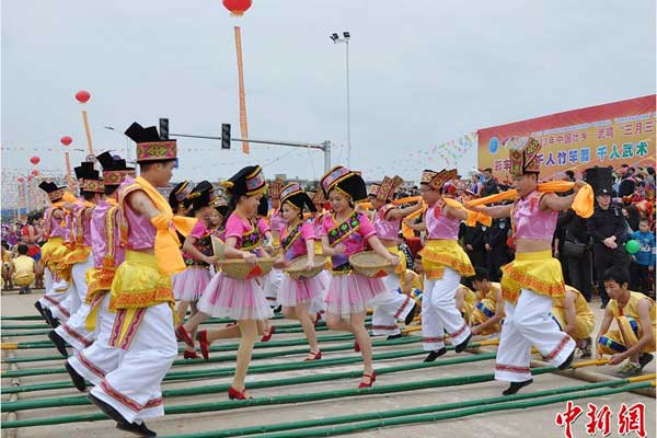 广西壮民欢度传统节日"三月三"歌圩