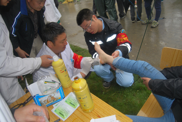 牟云医生正在为脚根部外伤患者做清创换药