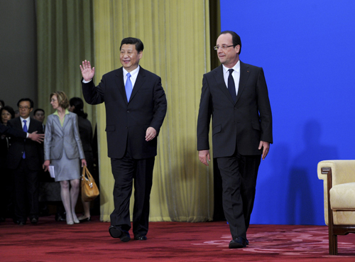 4月25日，中国国家主席习近平和法国总统奥朗德（右）共同出席在北京人民大会堂举行的中法商务论坛闭幕式并致辞。记者 饶爱民 摄