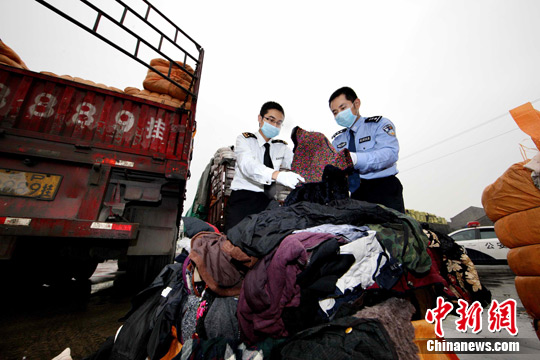 广州海关4月以来查获走私“洋垃圾”旧衣服230吨