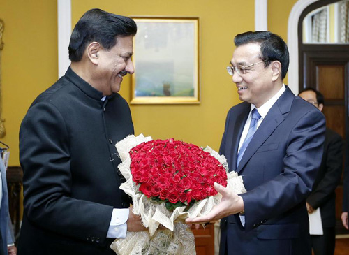5月21日，国务院总理李克强在孟买会见马哈拉施特拉邦首席部长查万。 新华社记者 鞠鹏 摄