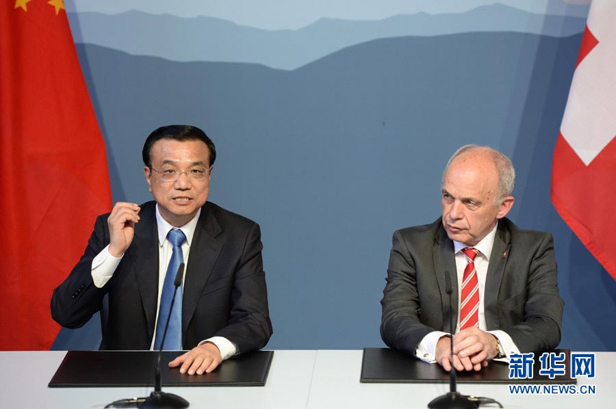 国务院总理李克强24日在伯尔尼与瑞士联邦主席毛雷尔会谈后共同会见了记者[图集]。新华社记者 马占成 摄 