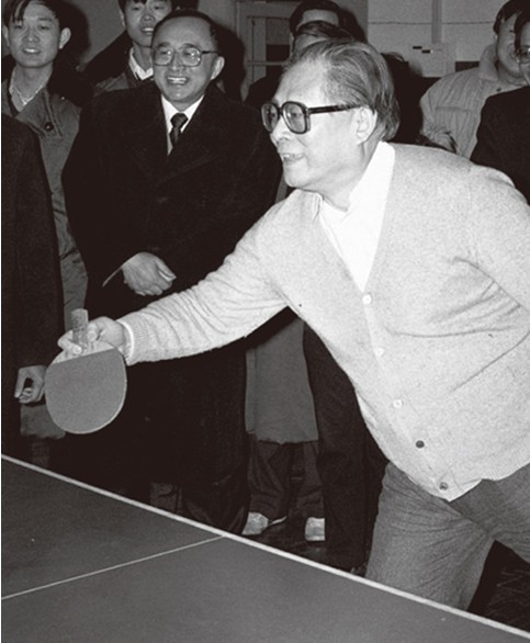 1990年江泽民打乒乓球。