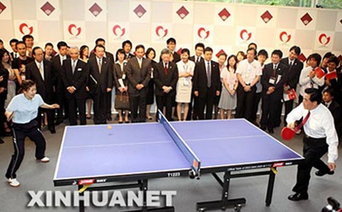 2008年5月8日，胡锦涛与日本著名乒乓球运动员福原爱打乒乓球。