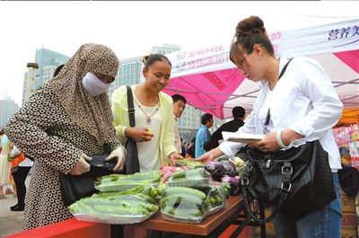 昨天，银川市民在食品安全宣传活动上了解无公害蔬菜。新华社发