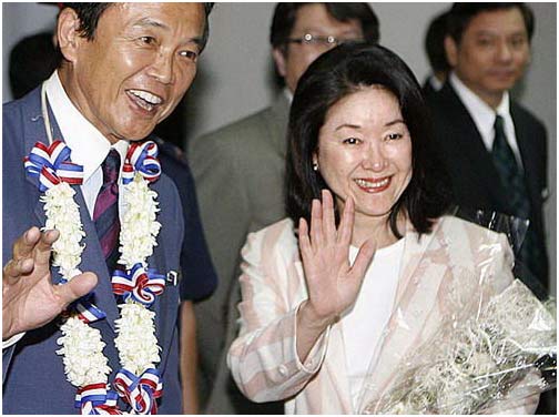 日本首相麻生太郎和夫人铃木千贺子