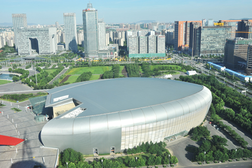 图为南京奥体中心体育馆外景
