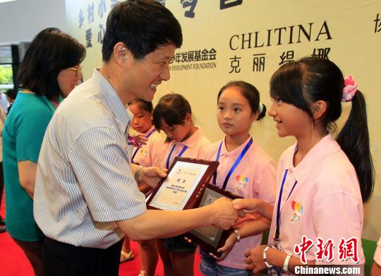 上海市台办副主任瞿国樑向获奖小学生颁奖。　潘索菲　摄