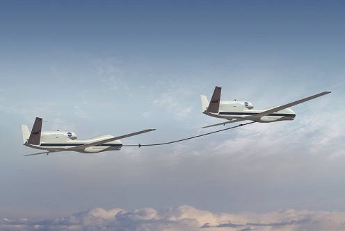 两架改进型的RQ-4“全球鹰”无人机