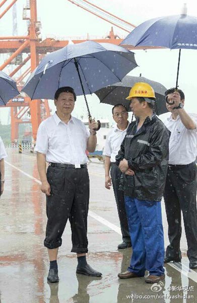 21日上午，习近平来到湖北考察，一下飞机就冒雨来到武汉新港阳逻集装箱港区。