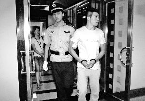 嫌疑人乔宇被押进法庭。