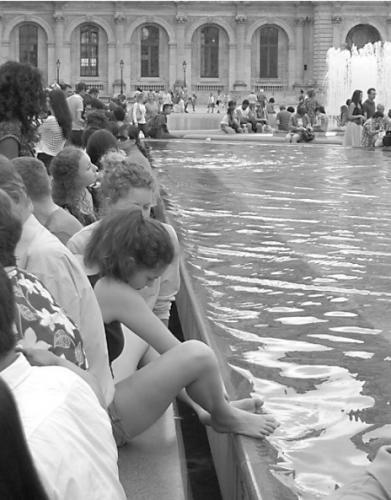 　两名外国人31日在卢浮宫前洗脚。 姚蒙 摄