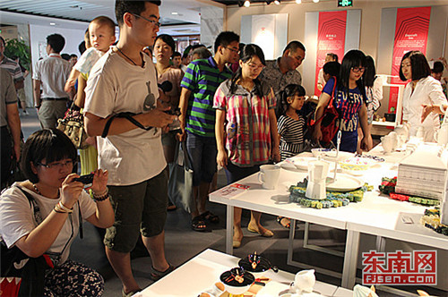 两岸青年文创精品展在福州三坊七巷正式开幕，吸引众多市民参观