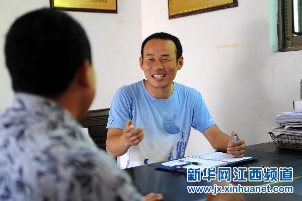 在江西永新县三湾乡三湾村委会，邢镭（右）和一位村民在一起交流（新华社记者 周科摄 ）。