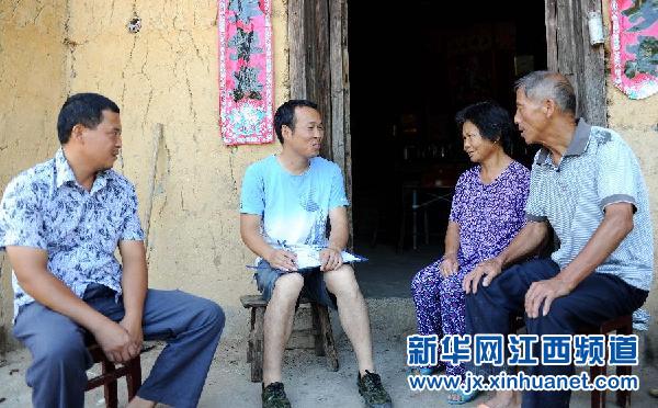     在江西永新县三湾乡三湾村，邢镭（左二）在74岁的村民段老金家里了解土坯房改造情况（新华社记者 周科摄 ）。
