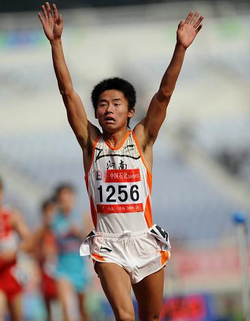 图为田梦旭在第十一届全运会男子万米比赛中夺冠
