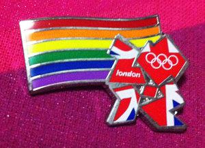 由2012年伦敦奥组会推出的彩虹徽章旨在提倡多元文化和包容精神。新西兰同性恋速滑选手斯哥耶勒卢坡计划佩戴这种徽章参加索契冬奥会。