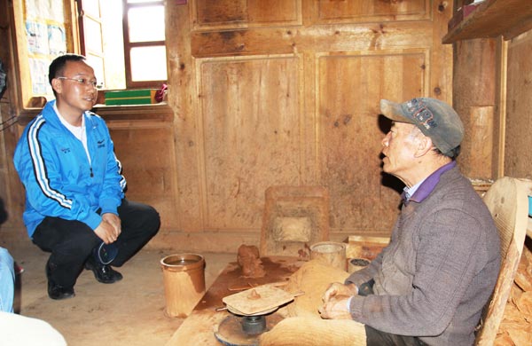 中国网络电视台记者和制陶大师孙诺七林交流
