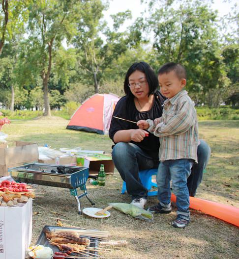 周末，刘娟与儿子野外烧烤。