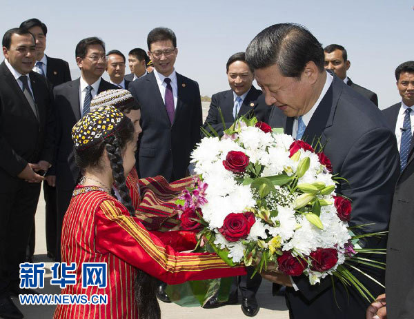 　　9月3日，中国国家主席习近平抵达土库曼斯坦首都阿什哈巴德，开始对这个中亚国家进行国事访问。这是当地儿童向习近平献花。新华社记者 黄敬文 摄