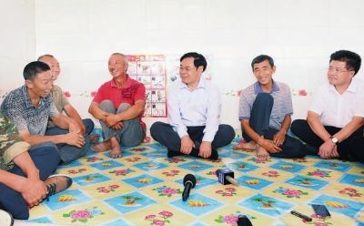 近日，省委书记王儒林在大安市安广镇永庆村农民高德华家，认真听取村干部群众的意见建议。记者宋锴摄