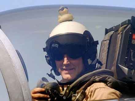 2003年，美伊战争爆发。一些士兵将橡皮鸭当作护身符，希望它能带给自己平安与好运。图为2002年10月15日，北阿拉伯海，亚伯拉罕·林肯号航母上，一名F/a-18大黄蜂飞行员的头盔上装饰着橡皮鸭。