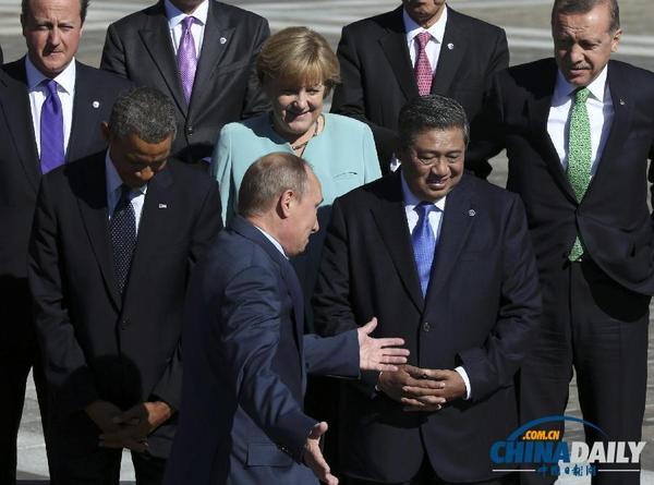 奥巴马低头不看普京，普京也闭眼做鬼脸并摊手表无奈src=