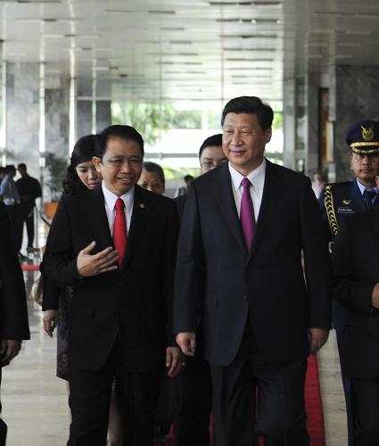   10月3日，国家主席习近平在雅加达会见印度尼西亚国会议长马祖基。新华社记者 王晔 摄