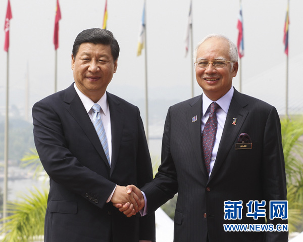 10月4日，国家主席习近平在马来西亚总理府同马来西亚总理纳吉布举行会谈。