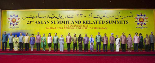 10月9日，中国国务院总理李克强在文莱斯里巴加湾市出席文莱苏丹哈桑纳尔为出席东亚峰会的领导人举行的欢迎宴会。这是与会领导人等在宴会前身着民族服装合影。记者 黄敬文 摄