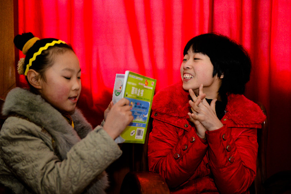 刘晓琳（右）向母亲、侄女描述自己小说中的美丽世界
